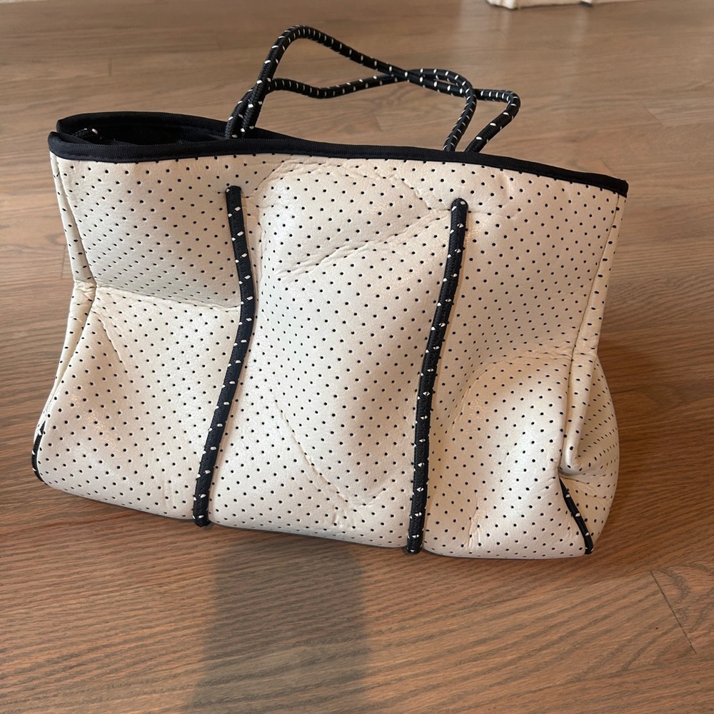 Stylish Black and Red Women's Tote Bag Set - Picture 4 of 5
